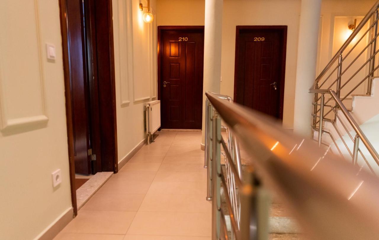 Hotel United Pristina Kültér fotó