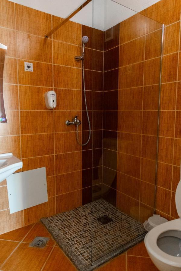 Hotel United Pristina Kültér fotó
